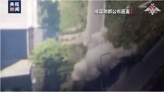 库尔斯克一居民楼被导弹残骸击中!外媒:“乌军至少5个旅,突袭俄边境州”!泽连斯基发声