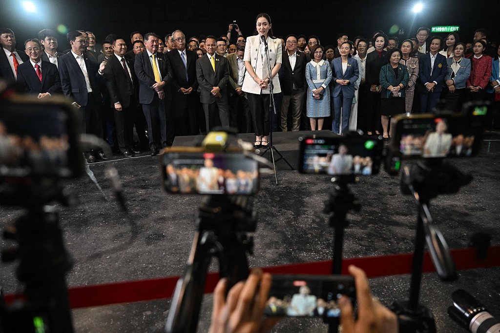 他信之女当选泰国新总理,泰媒:振兴经济将是她上任后首个挑战